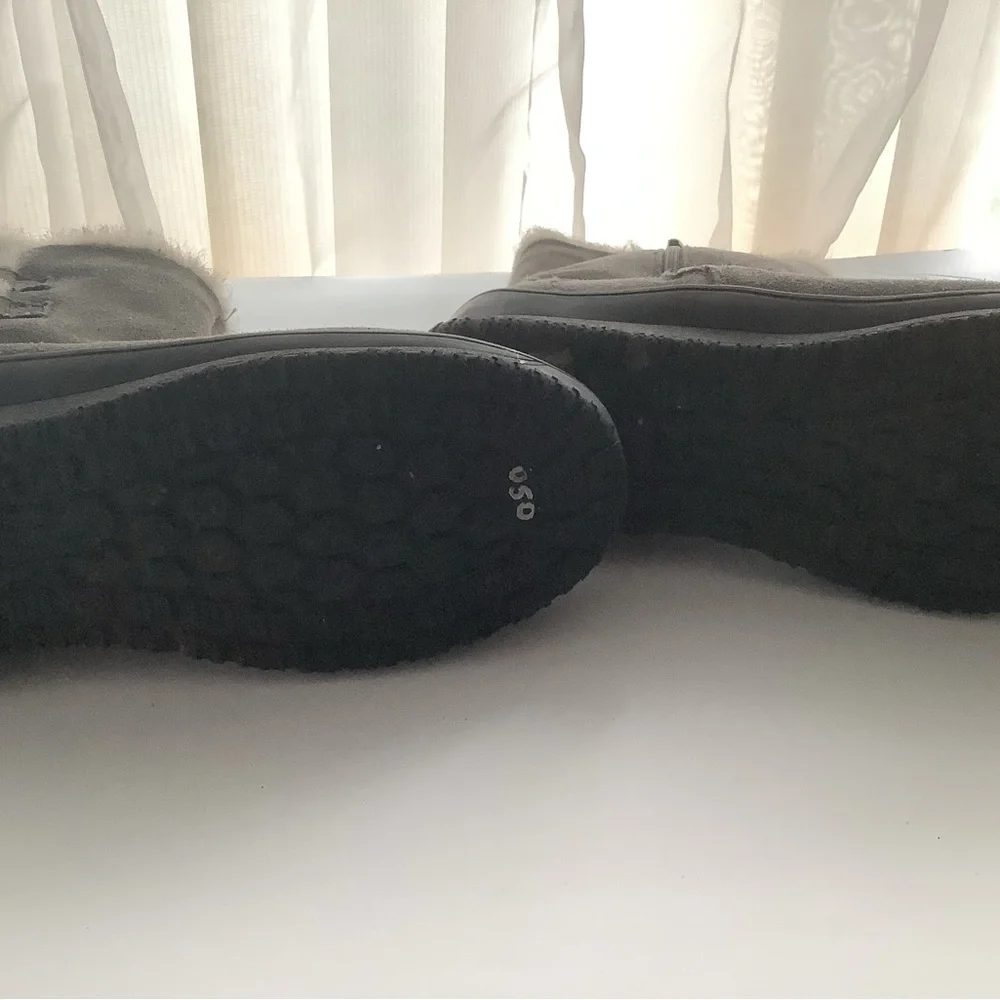 NEW/Unworn Minnetonka Charcoal Suede Boots - Picture 6 of 8